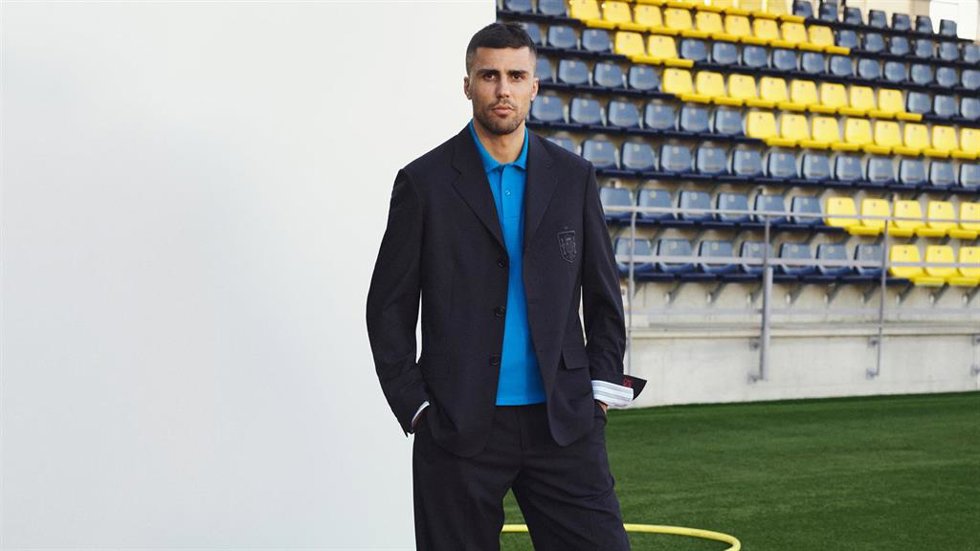 El futbolista español Rodri Hernández, con el traje de Loewe, que viste a la selección hasta 2030.