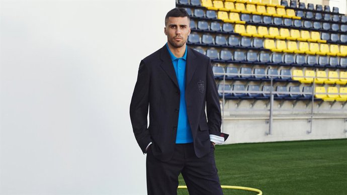 El futbolista español Rodri Hernández, con el traje de Loewe, que viste a la selección hasta 2030.
