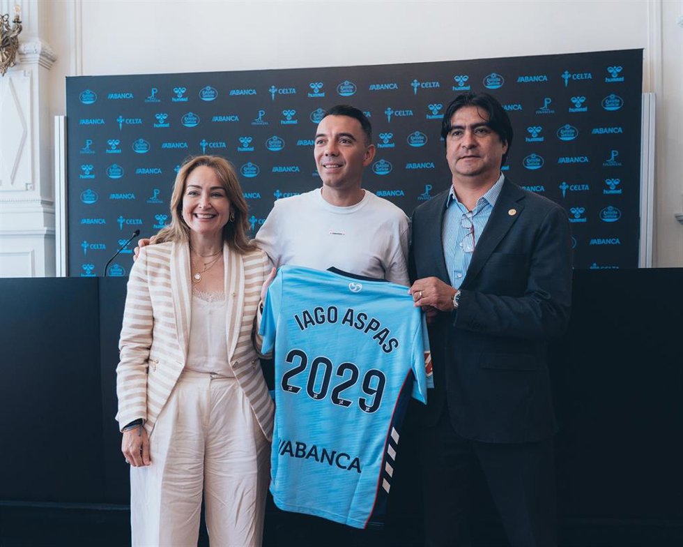 El delantero y capitán del RC Celta, Iago Aspas, posa con la camiseta celeste.