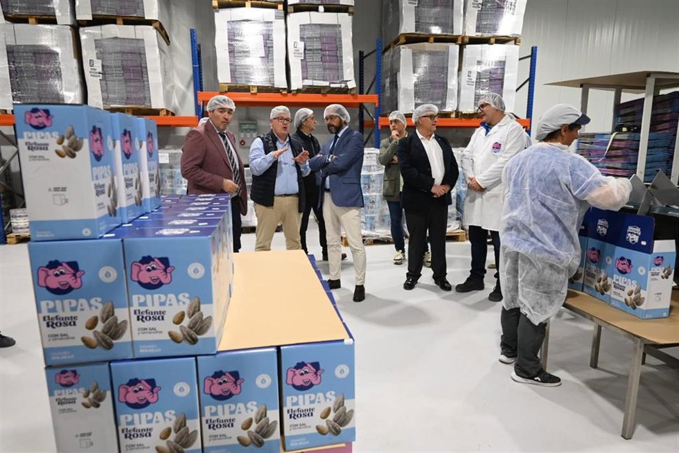 El delegado del Gobierno andaluz en Granada, Antonio Granados, el delegado de Economía, Hacienda y Fondos Europeos y de Industria, Gumersindo Fernández,, y el alcalde de Guadix, Jesús Lorente, en la empresa Fritos el Elefante Rosa.