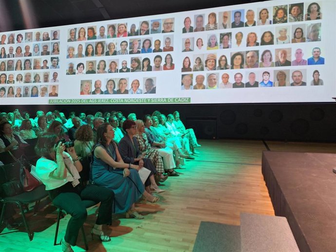 Profesionales sanitarios jubilados de Cádiz en 2025 en un acto de homenaje organizado por el SAS