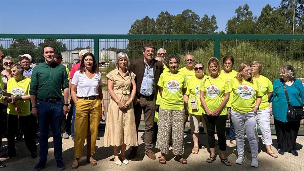El secretario xeral del PSdeG, José Ramón Gómez Besteiro, junto a otros cargos socialistas en Cacheiras, Teo