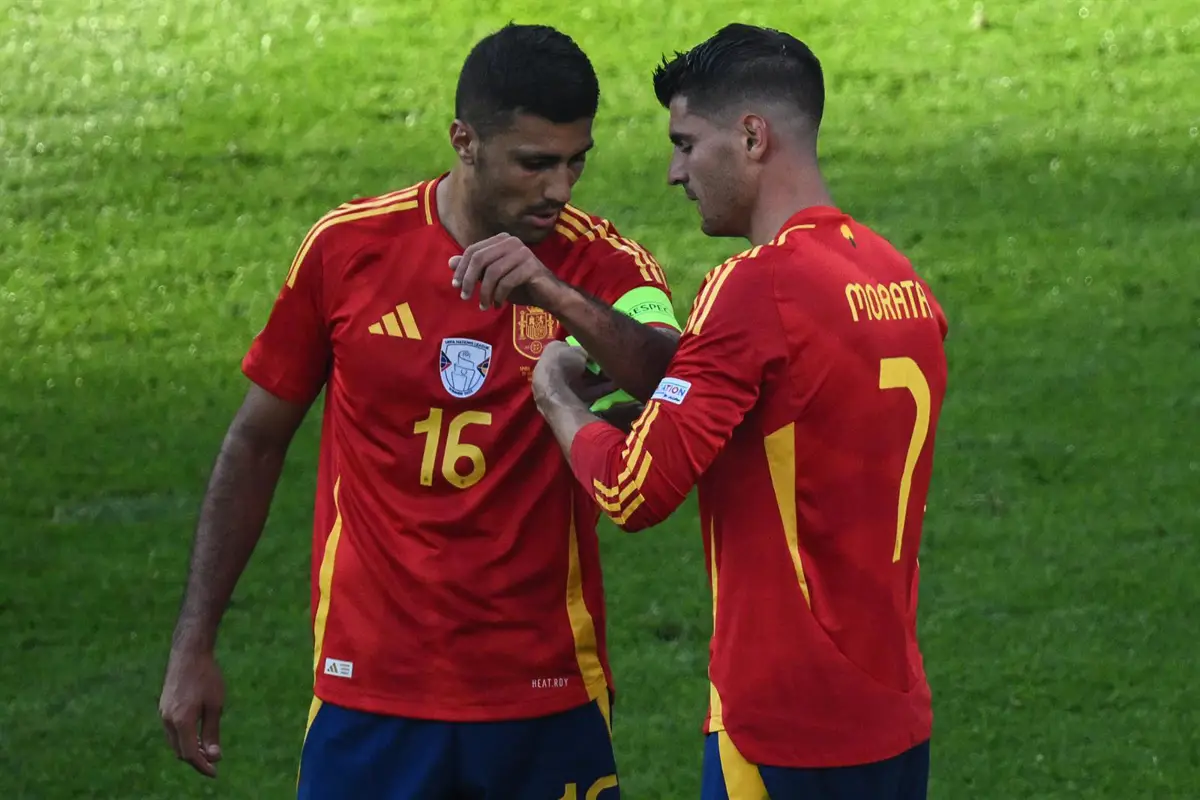 Alvaro Morata le cede el brazalete de capitán a Rodri Hernández durante la Eurocopa de Alemania de 2024