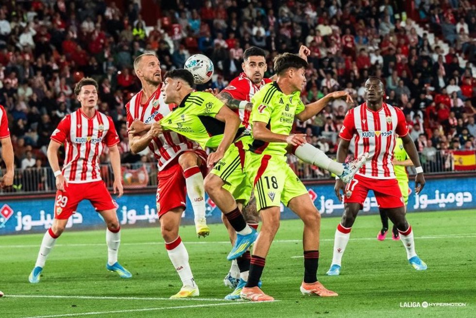 Los jugadores de la UD Almería en un encuentro de Liga frente al Mirandés.