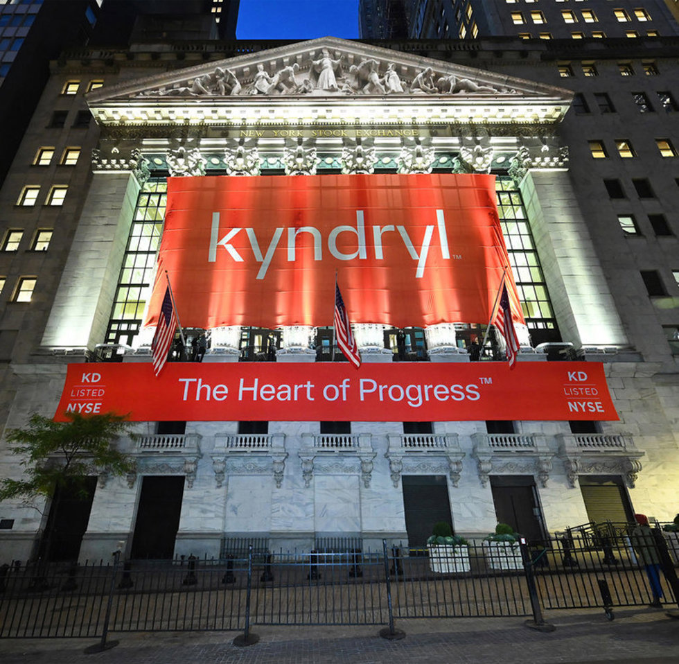 Archivo - Fachada de Wall Street engalanada con el logo de Kyndryl durante su salida a bolsa tras el 'spin-off' de IBM.
