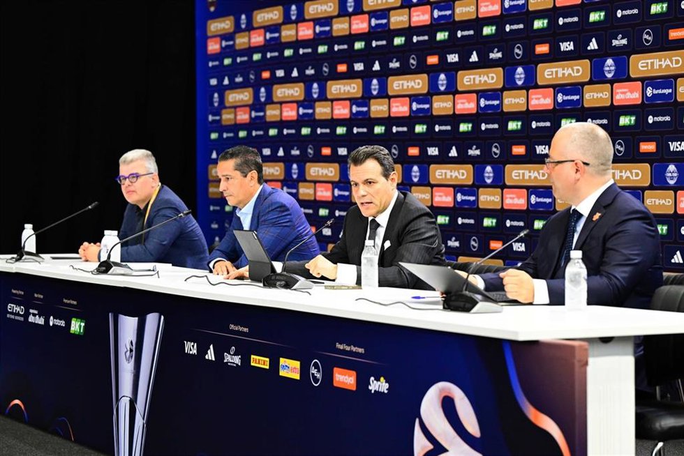 De izda a dcha: Giannis Sfairopoulos, Dimitris Itoudis y Goran Sasic en rueda de prensa