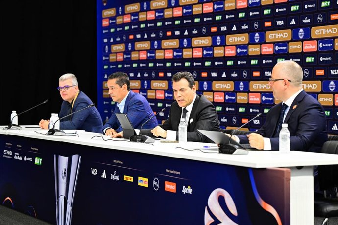 De izda a dcha: Ioannis Sfairopoulos, Dimitris Itoudis y Goran Sasic en rueda de prensa