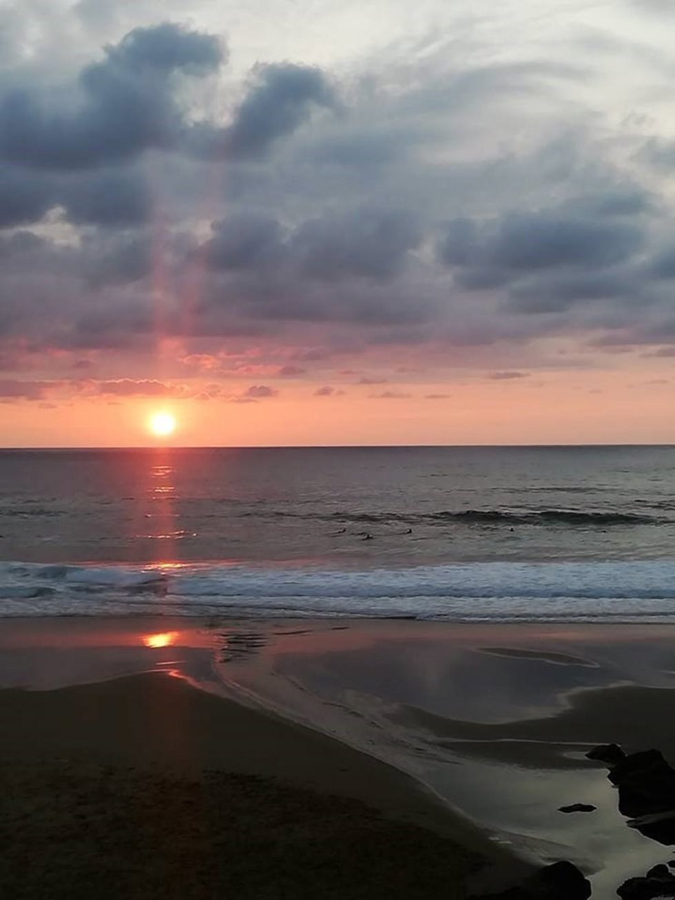 Archivo - Atardecer en la playa donostiarra de la Zurriola.