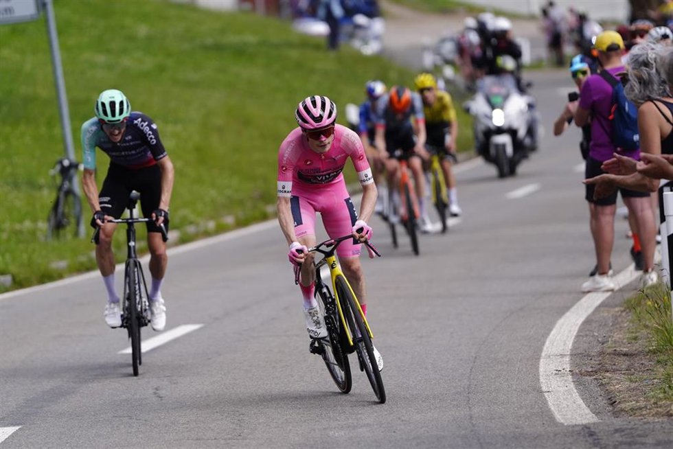 El ciclista danés Jonas Vingegaard (Team Visma|Lease A Bike) lanza su ataque para ganar la decimosexta etapa del Giro de Italia 2026.