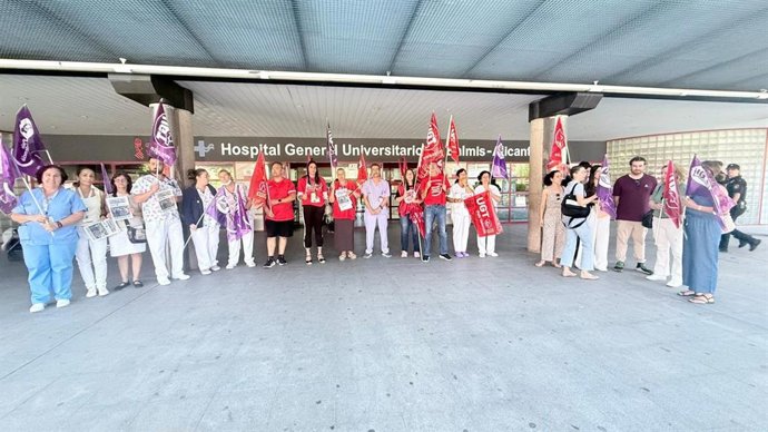 UGT es concentra enfront dels hospitals per a denunciar la situació límit de la sanitat pública