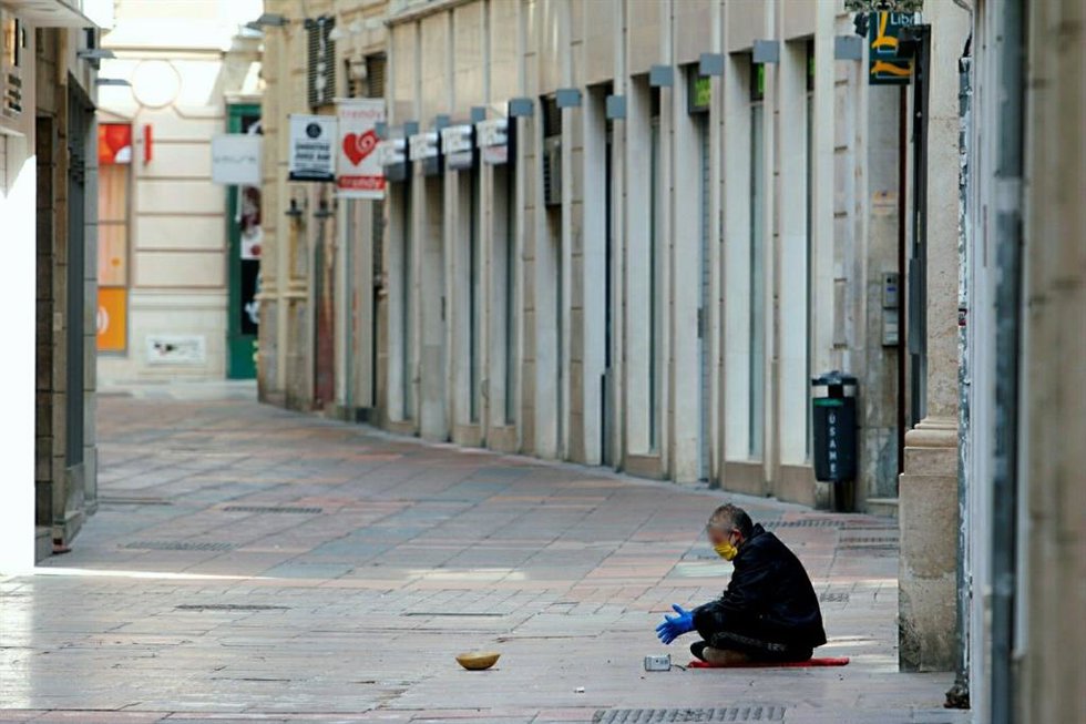 Archivo - Personas sin hogar en una calle de Málaga 