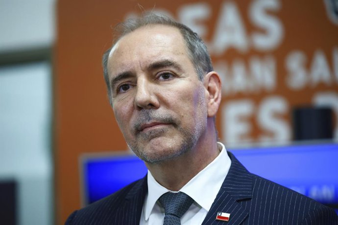 Santiago 6 de abril 2026. En el marco del plan Chile Sale Adelante, el ministro de Transportes y Telecomunicaciones, Louis de Grange, se refiere a las medidas implementadas por la cartera para hacer frente al alza de combustibles.  Dragomir Yankovic/Aton