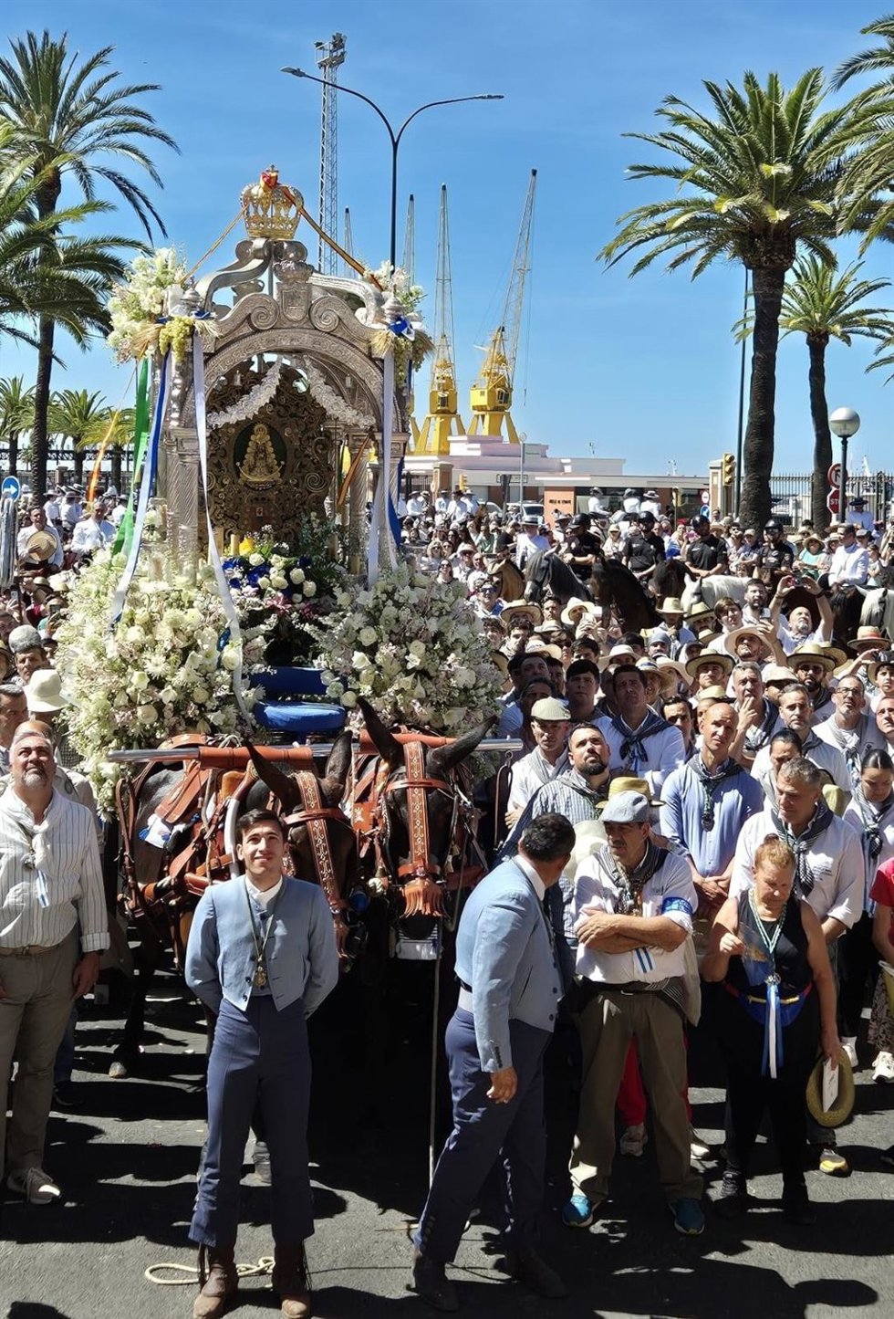 La Hermandad de Huelva a su paso por el Puerto.