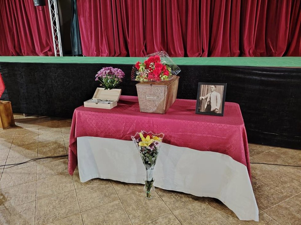 Imagen del acto de entrega de los restos de Antonio Carrascal Lema, una víctima de la represión franquista, localizado en una fosa común del cementerio de Zufre (Huelva).