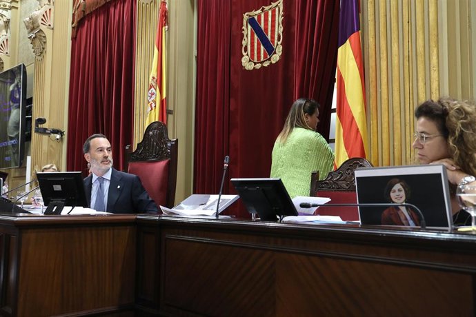 Archivo - El presidente del Parlament, Gabriel Le Senne, y la vicepresidenta segunda de la Mesa, Mercedes Garrido, durante una sesión plenaria, en el Parlament balear, a 18 de junio de 2024, en Palma de Mallorca, Mallorca, Baleares (España). 