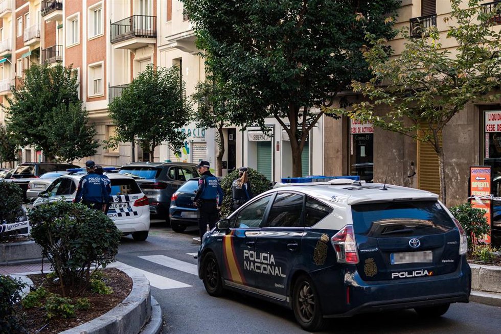 Archivo - Agentes de la Policía Nacional y Policía Municipal en las calles de Madrid 