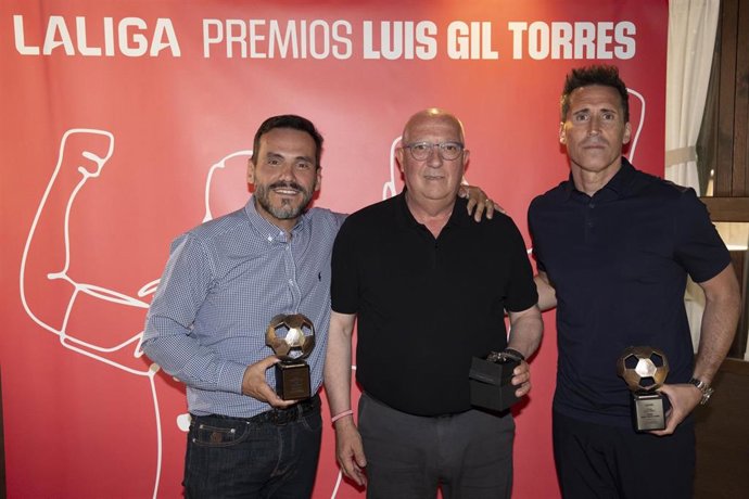 Sendoa Aguirre (Athletic Club), Rubén Fontes (UD Las Palmas) y Javier Galiano (Girona FC), reconocidos en los Premios Luis Gil Torres 2025/26.