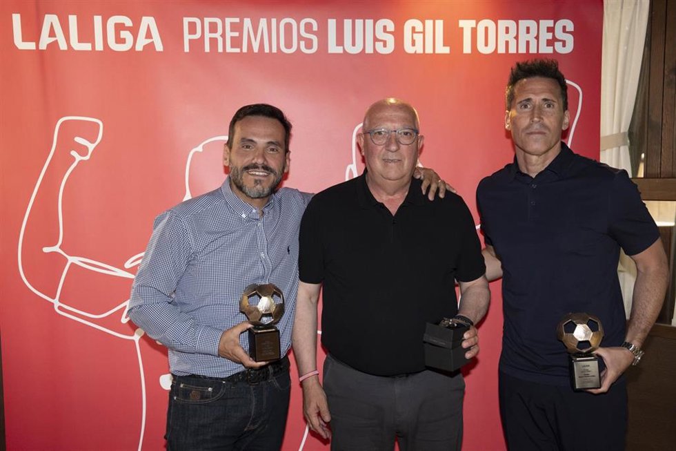 Sendoa Aguirre (Athletic Club), Rubén Fontes (UD Las Palmas) y Javier Galiano (Girona FC), reconocidos en los Premios Luis Gil Torres 2025/26.