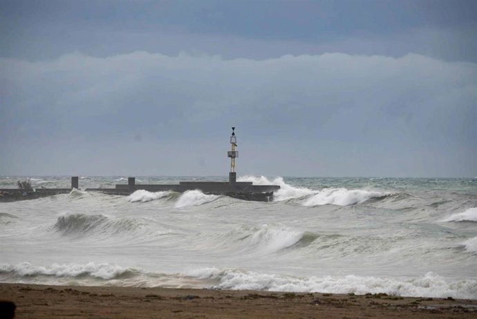 Archivo - Costa andaluza presentando fuerte oleaje y viento.