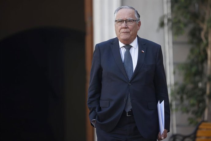 Santiago 11 de mayo 2026. El ministro de agricultura, Jaime Campos, se retira del tercer Consejo de Gabinete en el palacio de Gobierno Dragomir Yankovic/Aton Chile