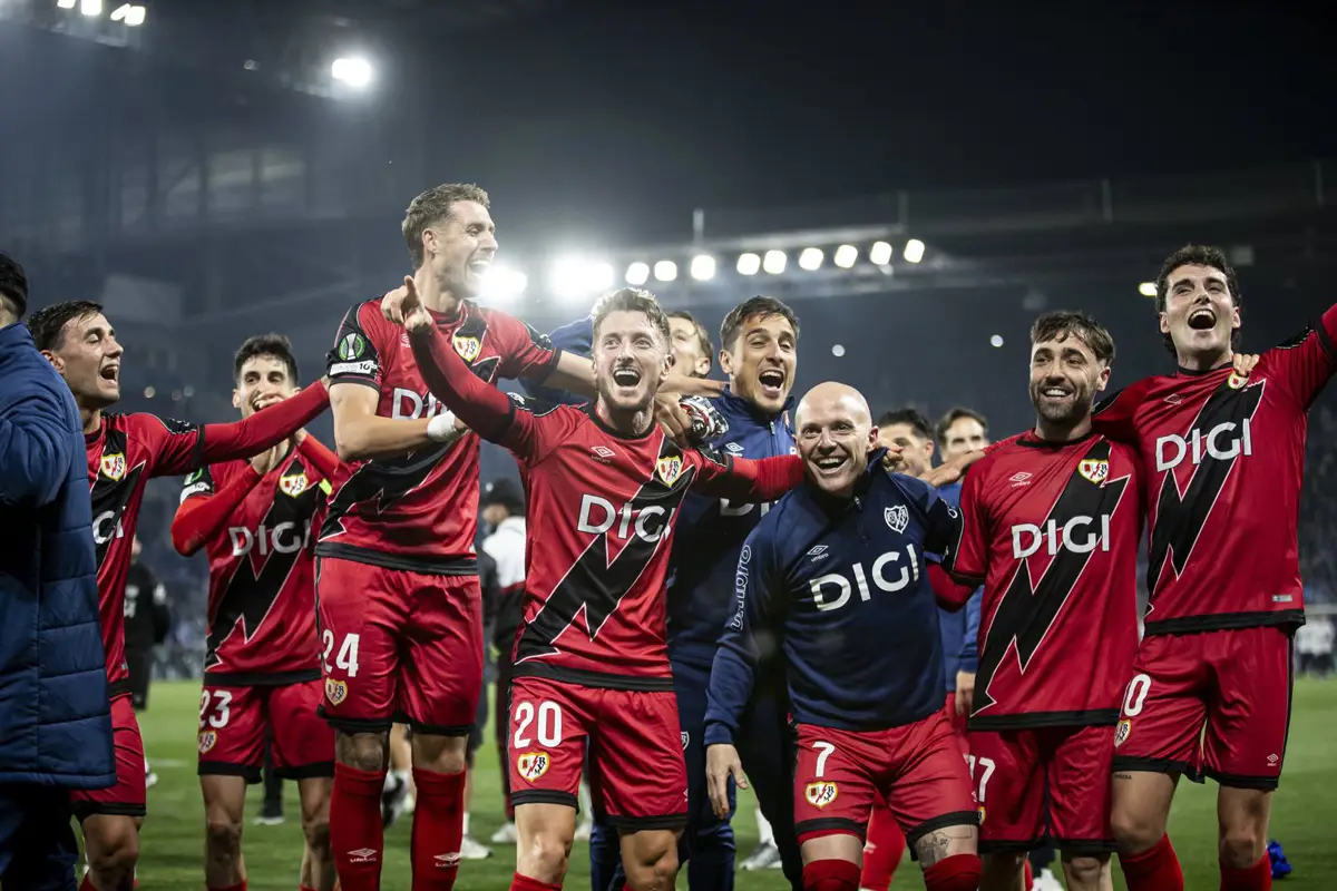Celebración de los jugadores del Rayo Vallecano del pase a la final de la Conference League 2025-26, tras eliminar al Estrasburgo.
