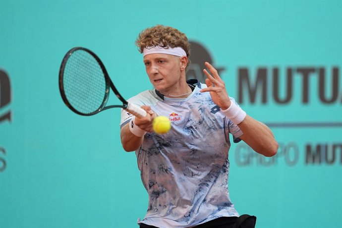 Archivo - Martin Landaluce of Spain in action against Cameron Norrie of Great Britain during the Mutua Madrid Open 2025, ATP Masters 1000 and WTA 1000 tennis tournament, celebrated at Caja Magica on April 24, 2025 in Madrid, Spain.