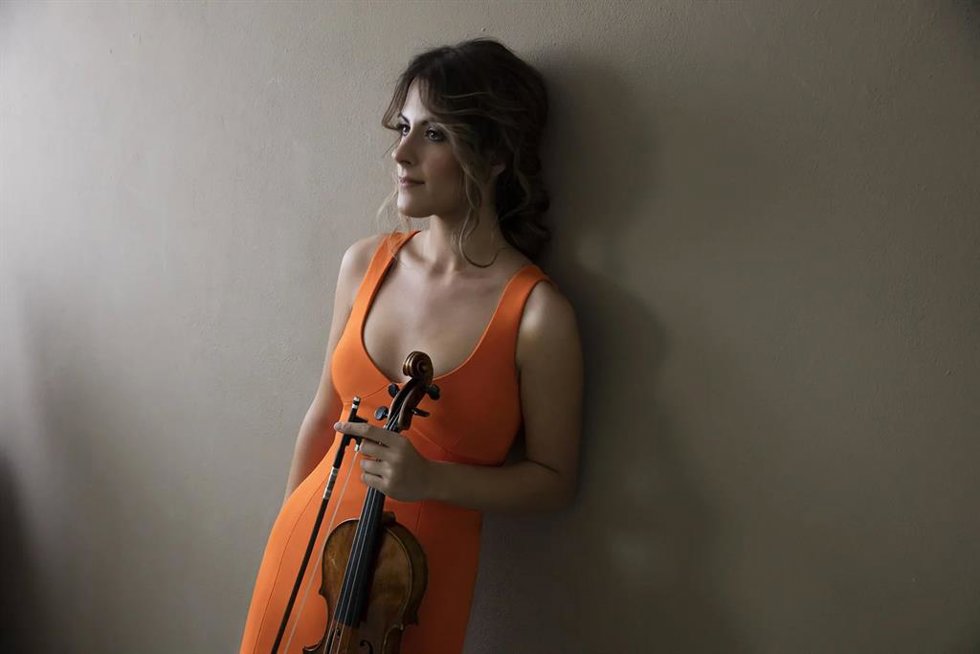 La violinista ítalo-estadounidense Francesca Dego es reconocida internacionalmente por la profundidad de sus interpretaciones y su impecable técnica estará en Úbeda y en Granada junto a la OGC para esta clausura de temporada.