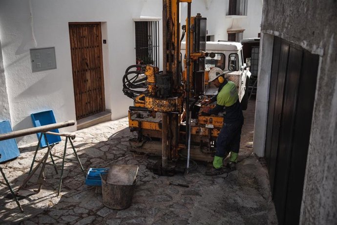 Un operario realizando una perforación de sondeos geotécnicos para determinar la estabilidad del subsuelo en Grazalema