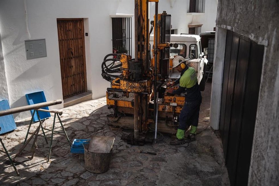 Un operario realizando una perforación de sondeos geotécnicos para determinar la estabilidad del subsuelo en Grazalema