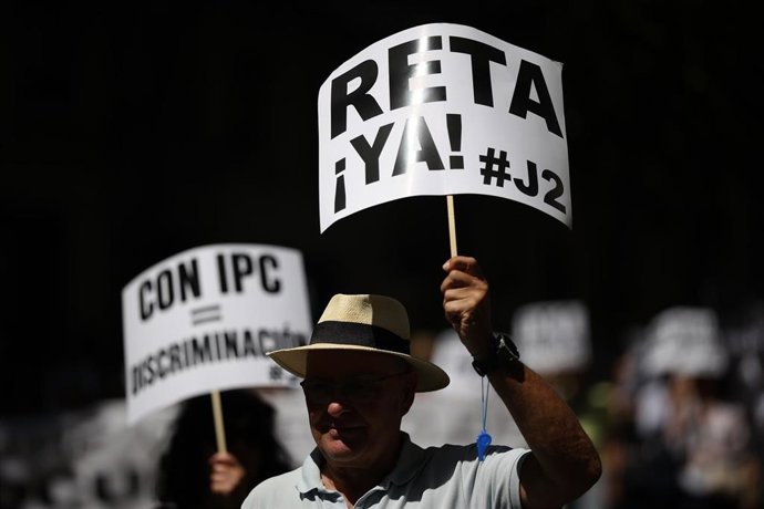 (Foto De ARCHIVO) Persona Porta Pancarta Con Lema 'RETA ¡Ya!' Durante Una Manifestación Para Exigir Al RETA Una Pasarela Completa
