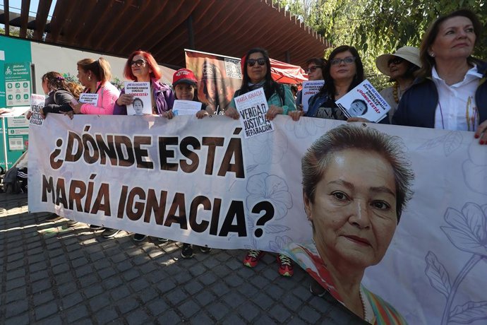 Archivo - Santiago, 26 de octubre 2025. La familia de la concejala Maria Ignacia Gonzalez, desaparecida de manera forzada hace mas de cuatro meses, organiza una caminata familiar para exigir verdad y justicia en su caso. Carlos Santibanez/Aton Chile