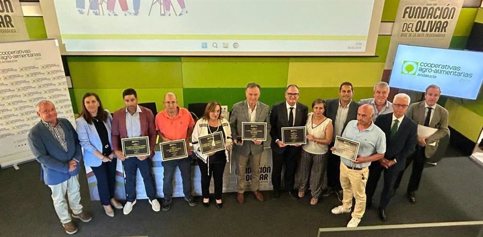 Entrega de reconocimientos en la asamblea de la sección provincial de Jaén de la Federación Andaluza de Cooperativas Agroalimentarias.