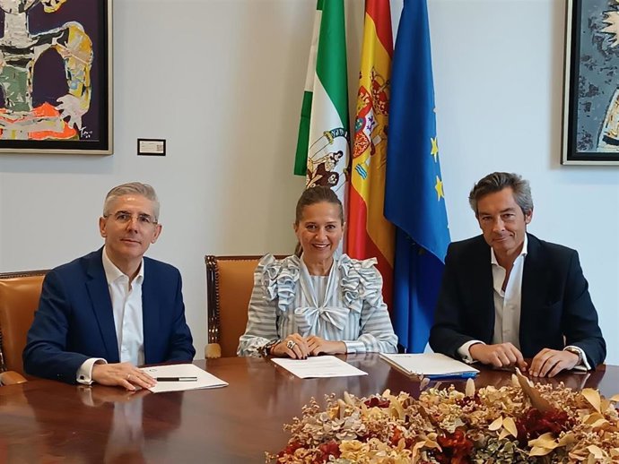 Responsables del Palacio de Congresos y Matilde Cano en la firma de adhesión.
