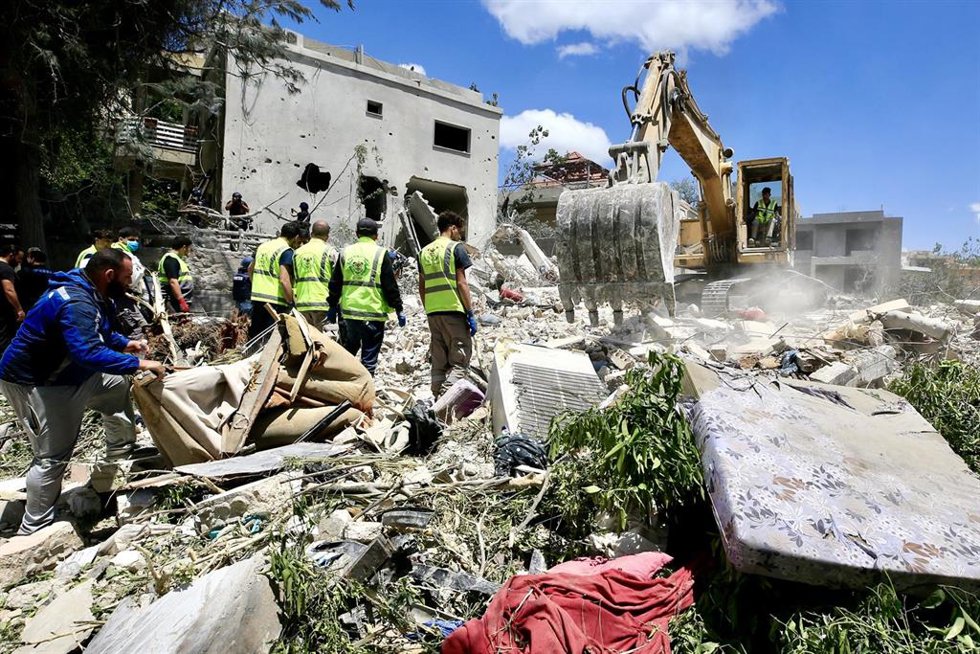 Equipos de rescate trabajan en una localidad en el sur de Líbano tras un bombardeo de Israel 