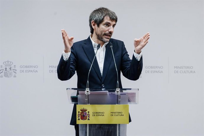 Archivo - El ministro de Cultura, Ernest Urtasun, durante una rueda de prensa, en el Auditorio Jorge Semprún, a 10 de febrero de 2025, en Madrid (España).