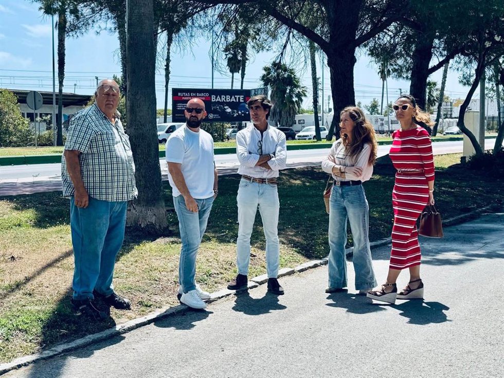 El alcalde de El Puerto en su visita a las obras en Valdelagrana.