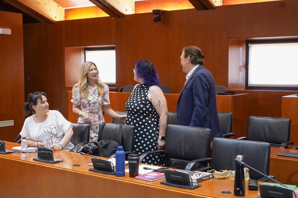 La vicepresidenta segunda del Gobierno de Aragón y consejera de Presidencia, Justicia y Cultura, Mar Vaquero, saluda a los diputados Lorena Canales (PSOE), Tomás Guitarte (A-TE) y Mary Carmen Bozal (CHA).
