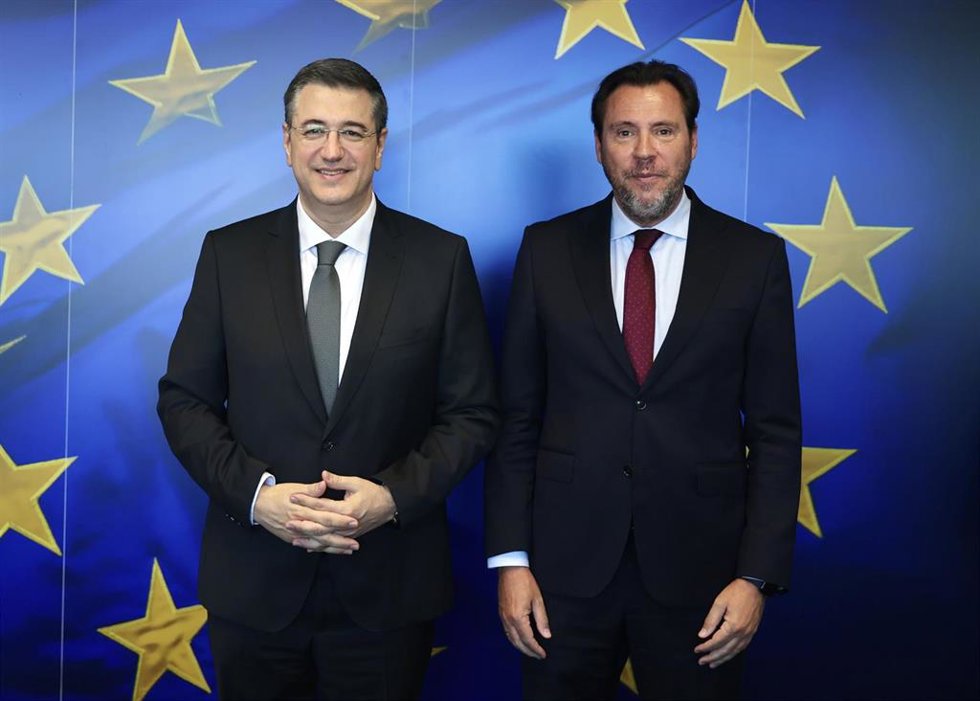 El ministro de Transportes y Movilidad Sostenible, Óscar Puente, y el comisario de Transporte Sostenible y Turismo de la Comisión Europea, Apostolos Tzitzikostas, en Bruselas, a 26 de mayo de 2026.