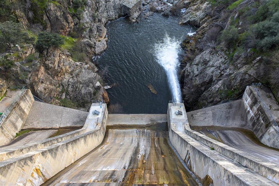Archivo - Embalse y presa de Picadas, a 22 de febrero de 2026, en Aldea del Fresno, Madrid (España). 