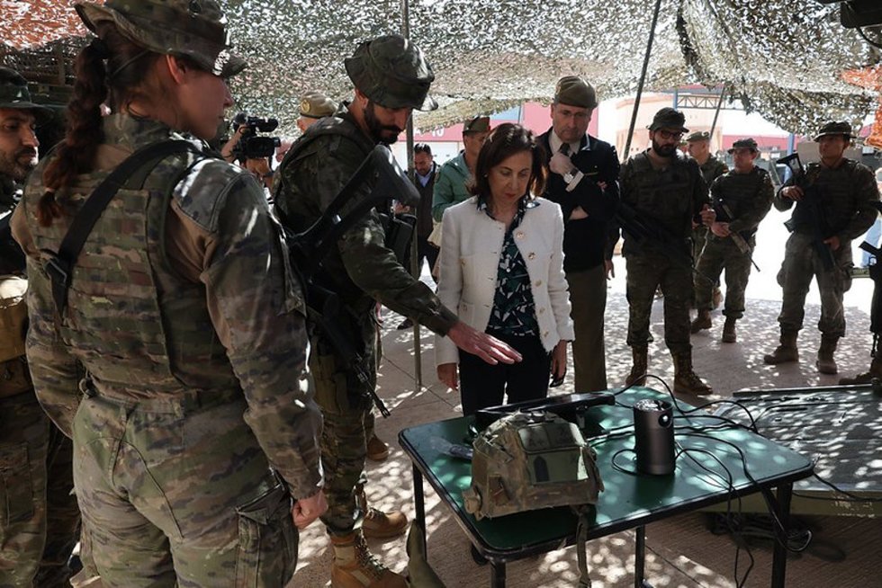 Archivo - La ministra de Defensa, Margarita Robles, en una visita a las unidades del Ejército de Tierra en Melilla.