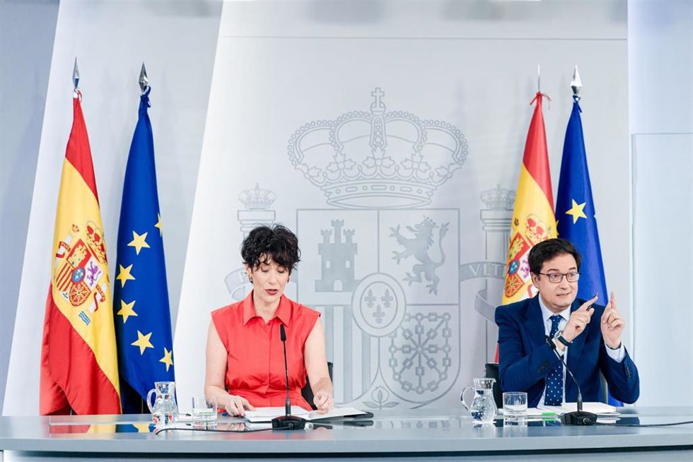 La ministra de Inclusión, Seguridad Social y Migraciones y portavoz del Gobierno, Elma Saiz, y el ministro para la Transformación Digital y de la Función Pública, Óscar López, durante la rueda de prensa posterior al Consejo de Ministros, en el Palacio de