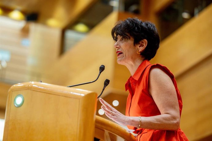 La ministra de Inclusión, Seguridad Social y Migraciones, Elma Saiz, interviene durante una sesión plenaria en el Senado, a 26 de mayo de 2026, en Madrid (España).