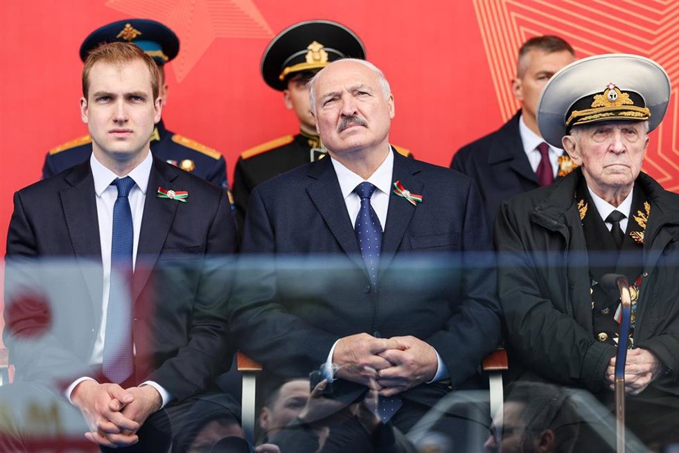 Alexander Lukashenko, presidente de Bielorrusia, en el centro de la imagen.