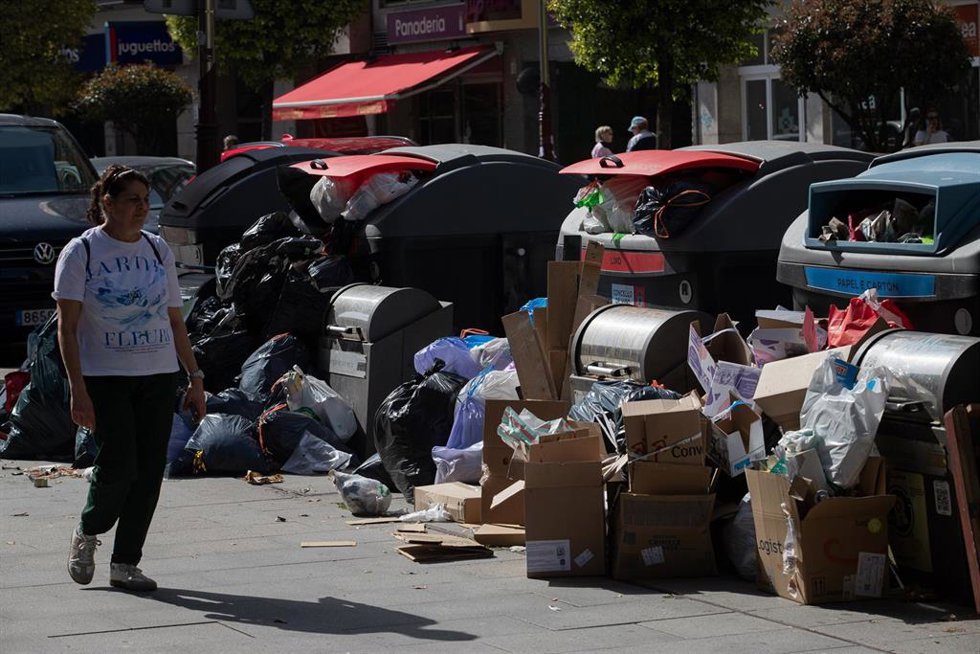 Basura acumulada fuera de los contenedores, a 26 de mayo de 2026, en Vigo, en la tercera jornada de huelga en la concesionaria del servicio de recogida.