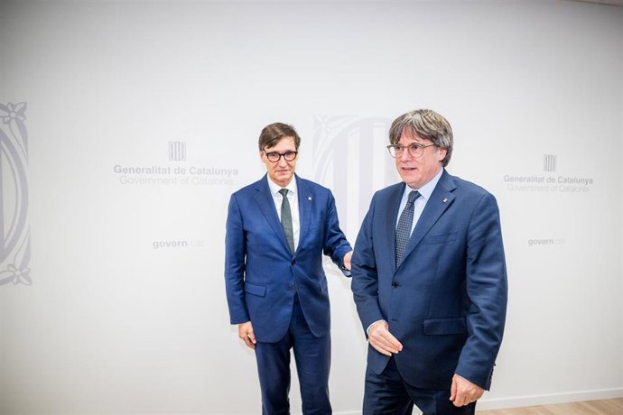 Archivo - El presidente de la Generalitat, Salvador Illa, y el presidente de Junts per Catalunya, Carles Puigdemont.