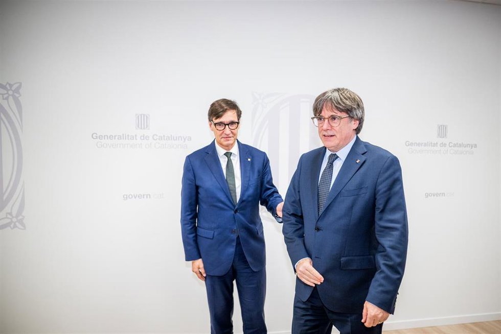 Archivo - El presidente de la Generalitat, Salvador Illa, y el presidente de Junts per Catalunya, Carles Puigdemont.