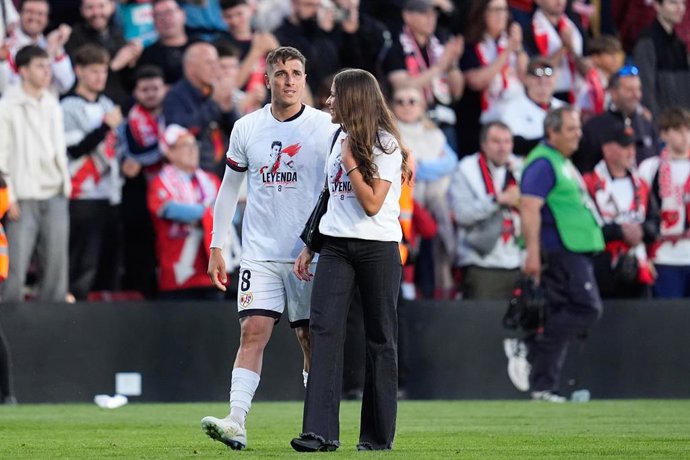 Oscar Trejo, do Rayo Vallecano, cumprimenta os torcedores após sua última partida pelo clube na LaLiga EA Sports, jogo de futebol disputado entre o Rayo Vallecano e o Villarreal CF no Estádio de Vallecas, em 17 de maio de 2026, em Madri