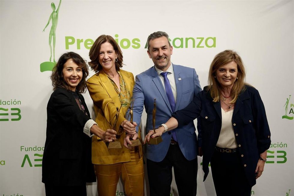 Foto de la segunda edición de los Premios Alcanza de la Fundación AEB, que ha contado con la participación de la presidenta de la AEB, Alejandra Kindelán (segunda por la izquierda).