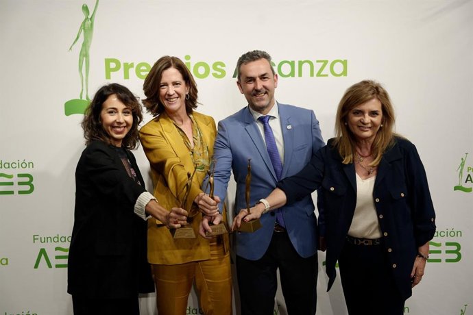 Foto de la segunda edición de los Premios Alcanza de la Fundación AEB, que ha contado con la participación de la presidenta de la AEB, Alejandra Kindelán (segunda por la izquierda).