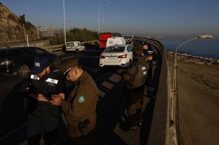 Valparaiso, 26 de mayo 2026 Personal de Carabineros y del Servicio Medico Legal trabaja en el lugar de un atropello con resultado de muerte en Avenida Espana Sebastian Cisternas/Aton Chile